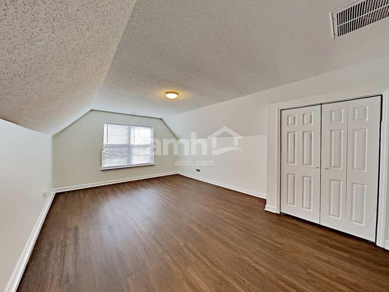 Building Photo - 900 Crowders Woods Dr