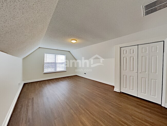 Building Photo - 900 Crowders Woods Dr