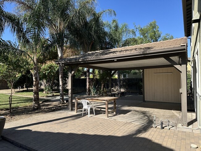 Building Photo - This stunning corner home offers 4 spaciou...