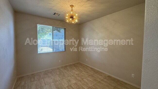 Building Photo - 491 W Ebony Way