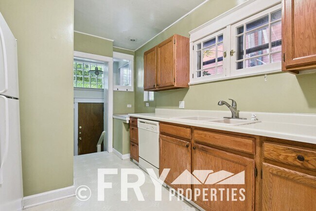Building Photo - Cozy 1/2 Duplex in Congress Park