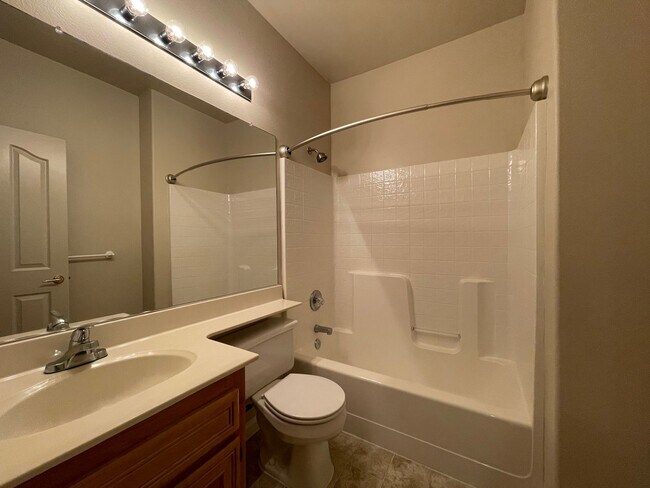 Building Photo - 2 Bed 2 Full Bath Townhome Style Apartment w/Attached Garage