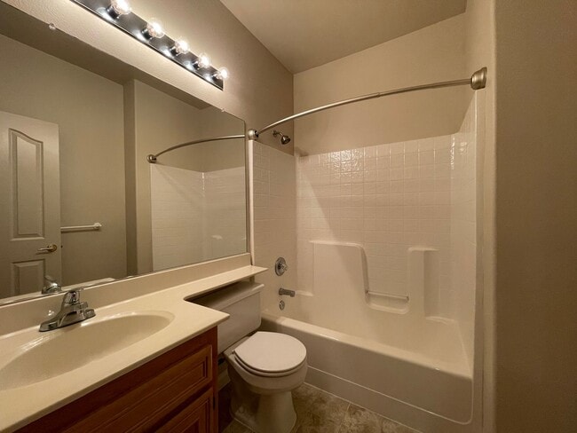 Building Photo - 2 Bedroom, 2 Bathroom Townhouse with Garage and New Washer and Dryer!