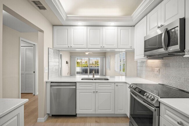 Building Photo - Stunning 2 beds 2 baths condo with lake vi...