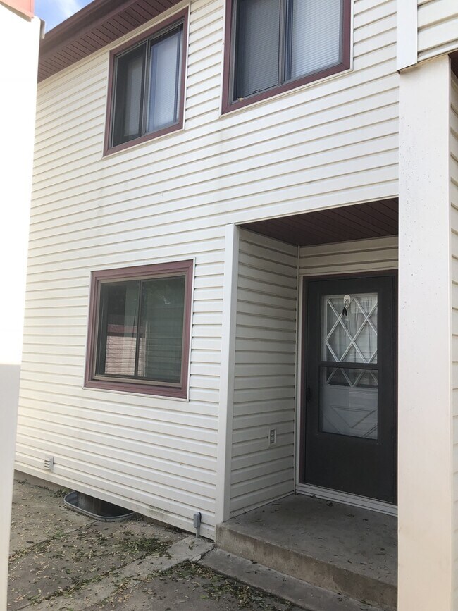 Building Photo - Three Bedroom, one-and-a-half-bathroom Townhome in NW Rochester MN