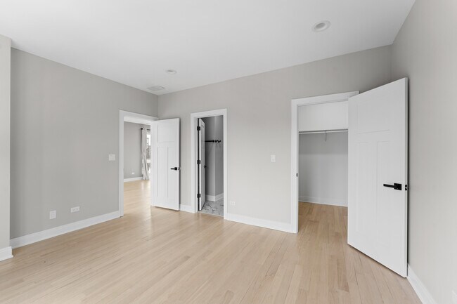Building Photo - 7430 N Hermitage Ave