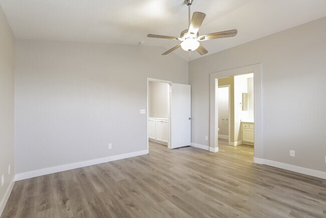 Building Photo - 2446 Cliffwood Dr