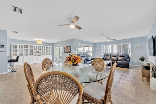 Building Photo - Annual furnished 2 bed/2 bath Villa in Sarasota close to Siesta Key!
