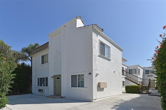 Building Photo - Luxury One Bedroom Apartment in La Jolla Village! Shared Garage Parking! AC! Washer & Dryer!