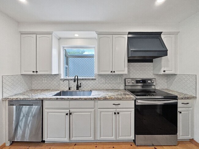 Building Photo - Charming & Spacious 3B/2BA House in La Mes...