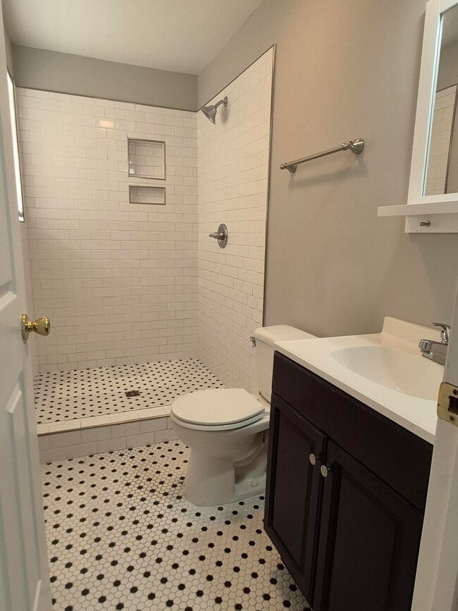 Building Photo - 3314 Oakridge Dr