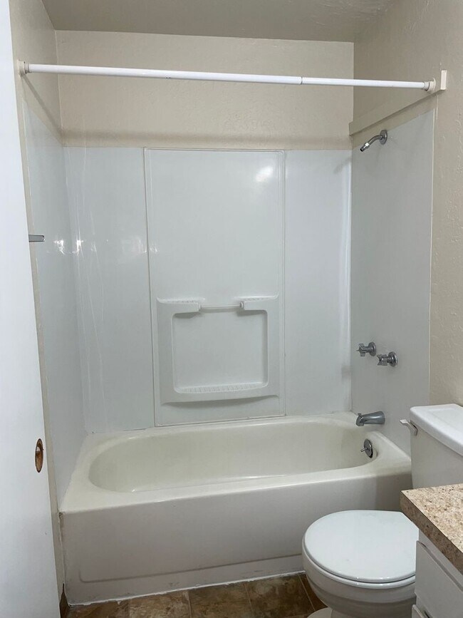 Building Photo - Ground level 1 bedroom apartment in Keizer