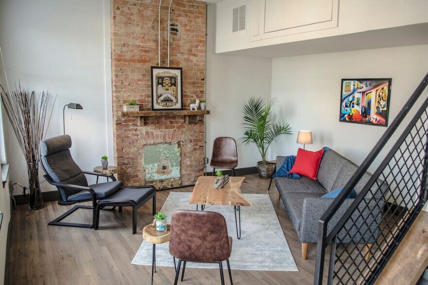 Building Photo - 1424 Pleasant St