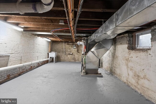 Building Photo - 325 Monmouth St