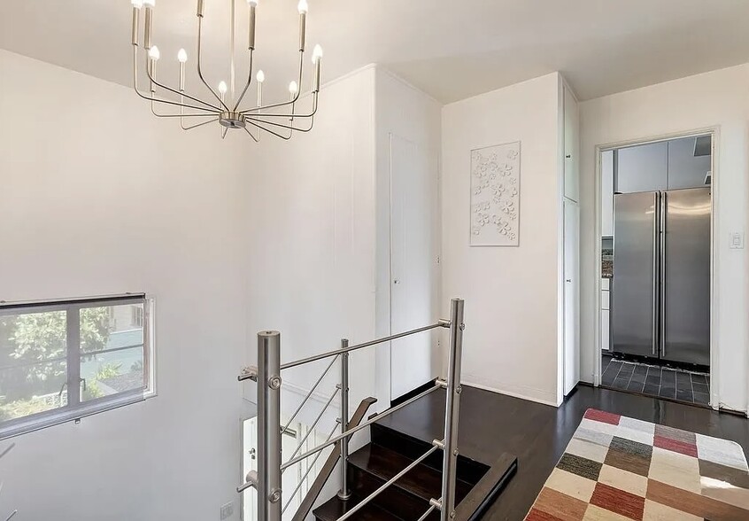 Entrance staircase - 5587 Village Grn