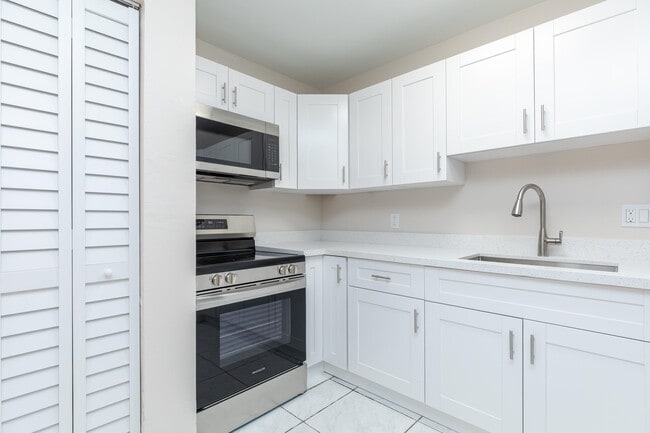 Building Photo - 7750 SW 10th Ct