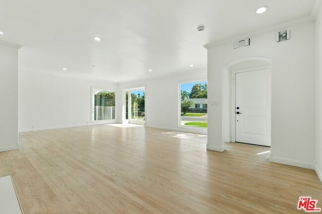 Building Photo - 4640 Laurelgrove Ave