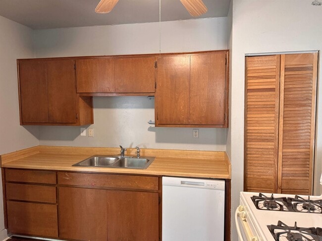 Building Photo - 1818 Collins Ave