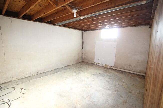 Building Photo - Super 3-brm stone ranch with basement in e...