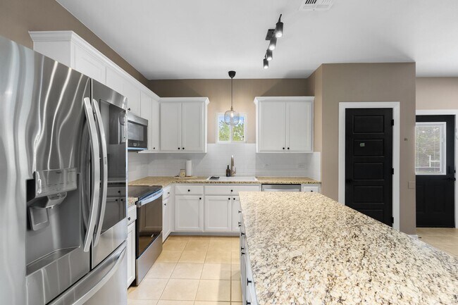 Building Photo - 924 Scenic Hills Dr