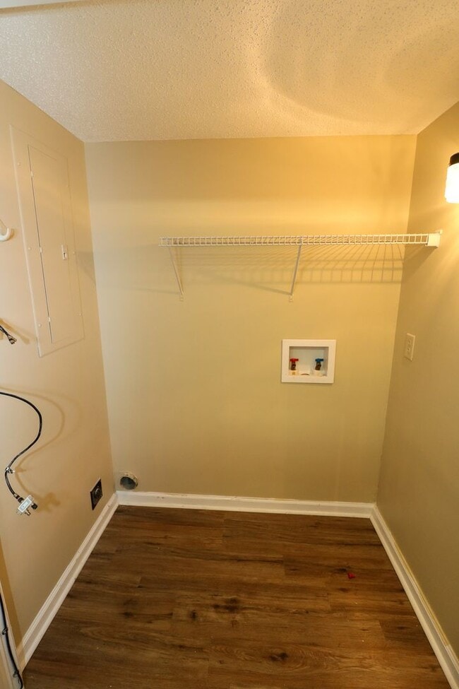 Building Photo - 2 BEDROOM, 2 1/2 BATH TRIPLEX CLOSE TO HON...