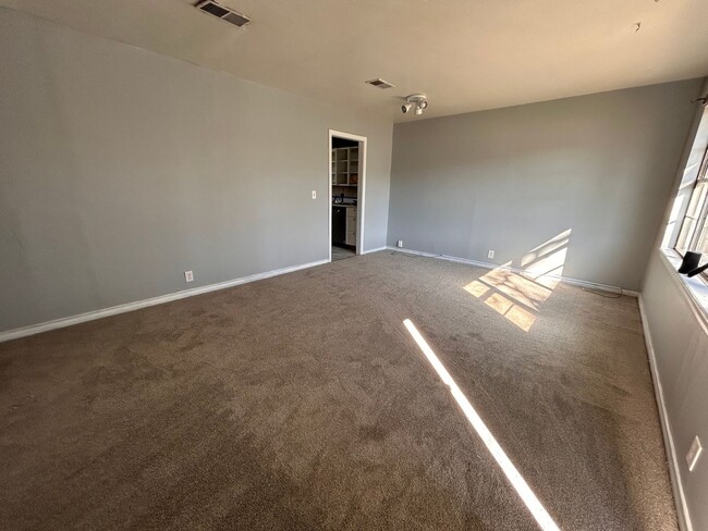 Building Photo - 4 Bed 1 Bath *SECTION 8 APPROVED*