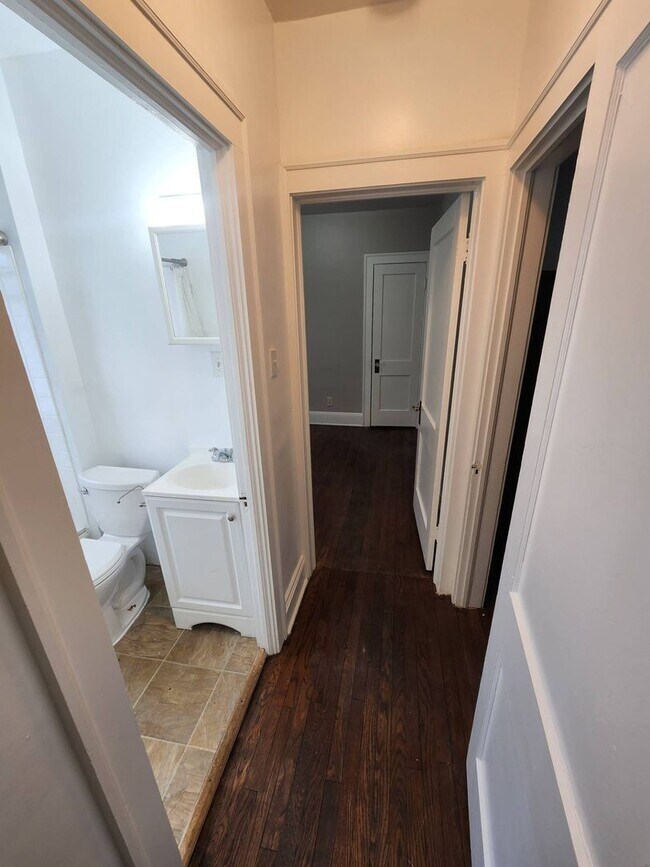 Building Photo - 8006 Laumar Ave