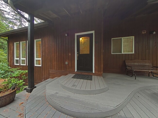 Building Photo - Huge 5 Bedroom Cabin-Style Home on 2+ Wood...
