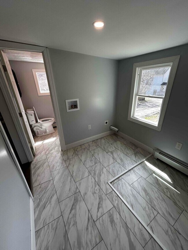 Building Photo - Newly Renovated 2-Bedroom Home in South Sc...