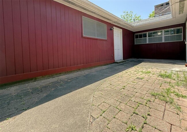 Building Photo - 10607 Clematis Ln