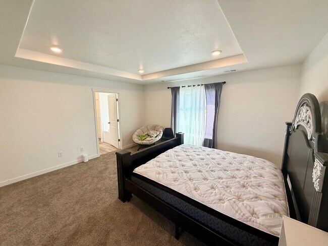 Building Photo - Beautiful Home in Excellent Magna Location!