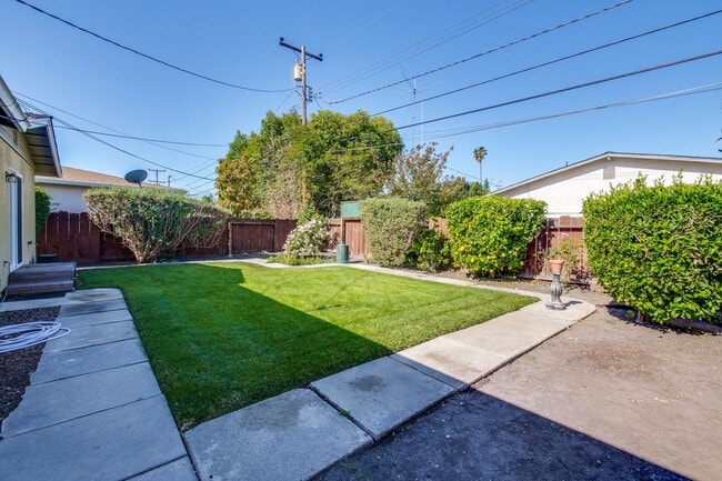Building Photo - Excellent 4 bed 2.5 Bath Single Family Home!