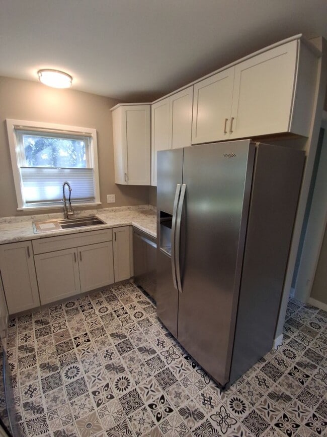 Building Photo - Renovated 3BR, 1 Bath Duplex! Available Ea...