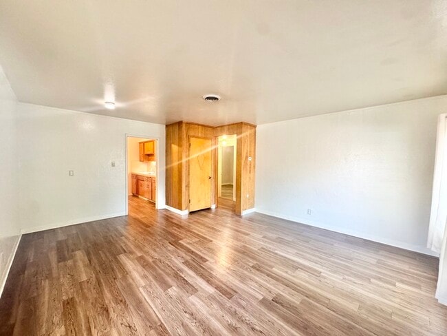 Building Photo - Charming 2-bedroom 1-bathroom duplex in Ca...
