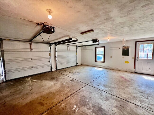 Building Photo - 4 bedroom ranch in the desirable Bellamy W...
