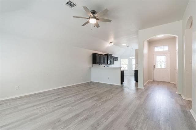 Building Photo - 912 Hidden Oaks Dr