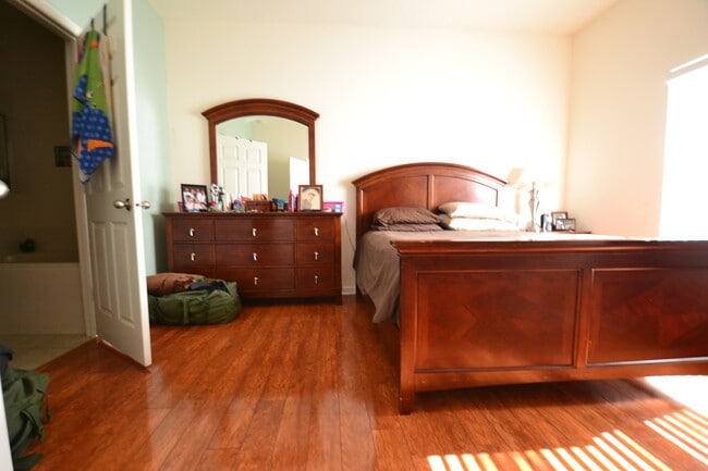 Building Photo - Large, End Unit 5B/3.5B Townhome - Gated Community, Heritage Commons