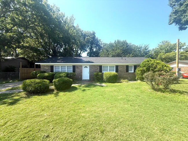 Primary Photo - ** 6 Bed 2 Bath located off Wares Ferry ro...