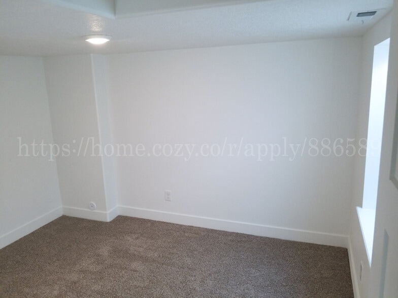 Building Photo - 115 N 410 E St