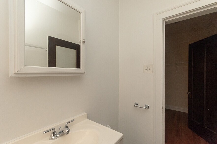 Building Photo - 4640 N Paulina St