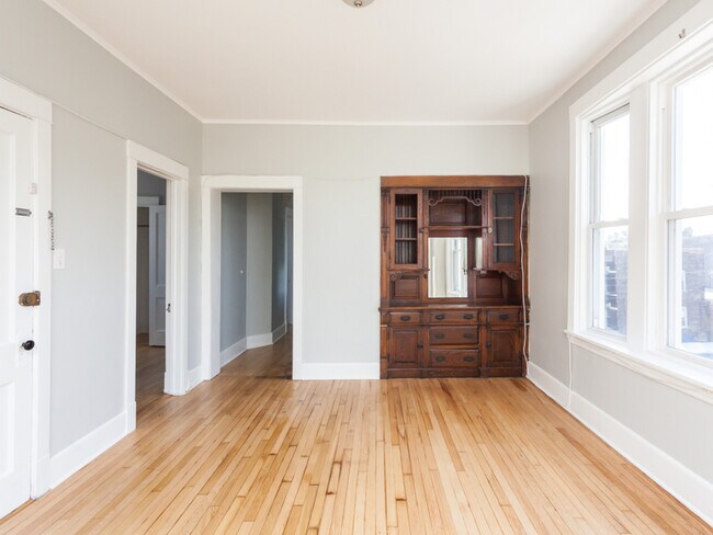 Building Photo - 901 N Mozart St