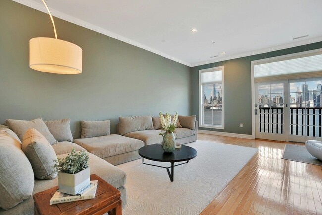 Building Photo - 3 Regency Pl