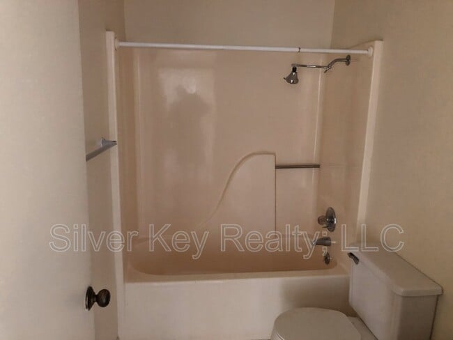 Building Photo - 823 Englewood Rd