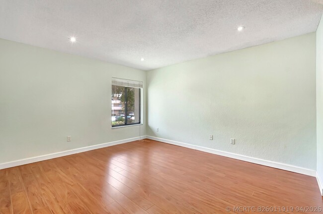 Building Photo - 351 Club Cir