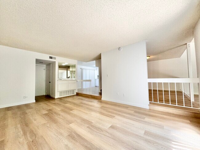 Building Photo - 10464 Larwin Ave