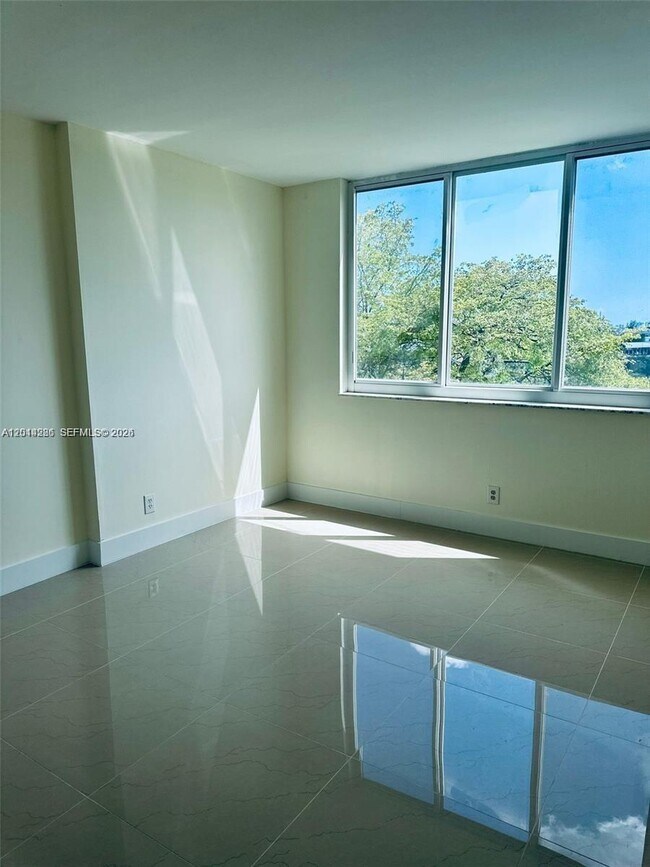 Building Photo - 4200 Hillcrest Dr