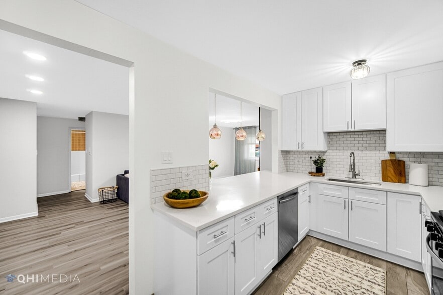 Building Photo - 726 Dempster St