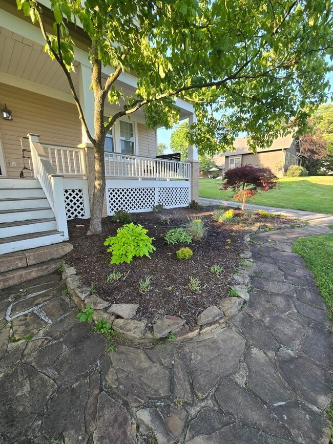 Building Photo - Charming 3-Bedroom Home in Desirable Allis...