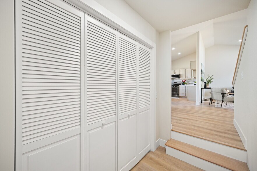 Building Photo - 1721 Northshore Dr