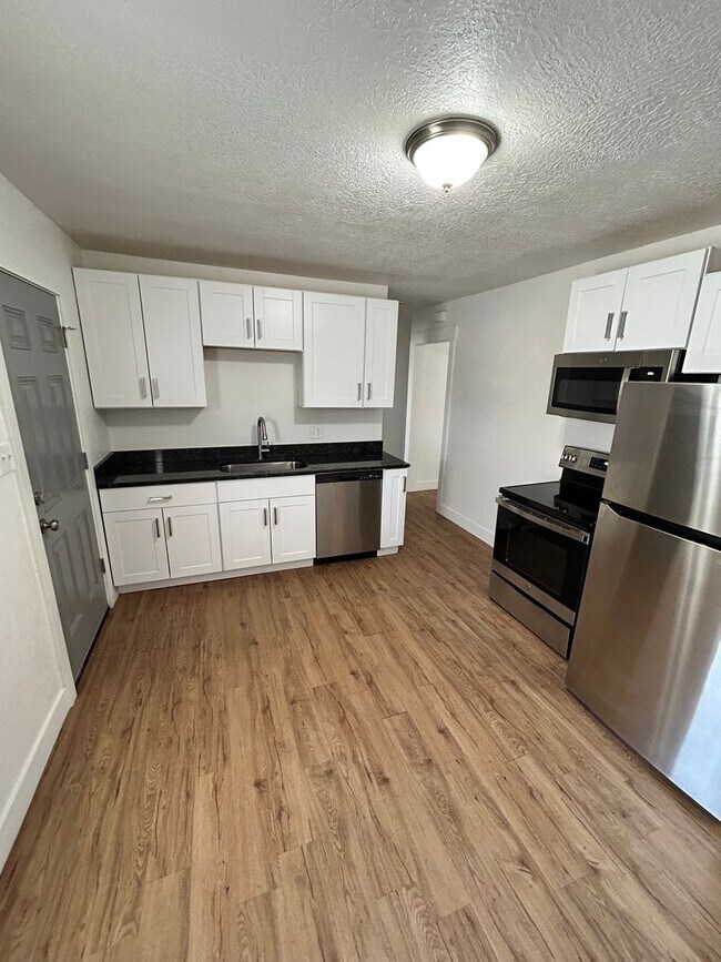 Building Photo - Lambourne Duplex